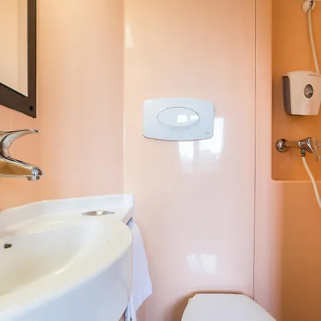 De L'univers Hotel *